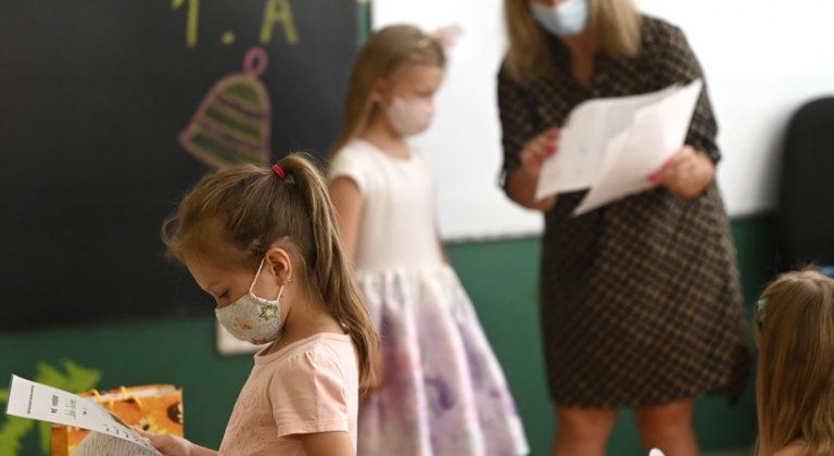 Kiosztották az év végi bizonyítványokat, kezdődik a vakáció