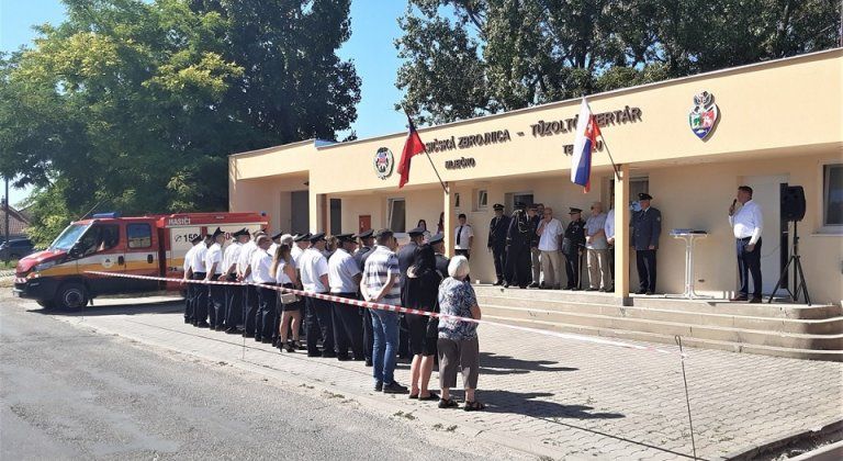 Slávnostne odovzdali obnovenú hasičskú zbrojnicu v Mliečne
