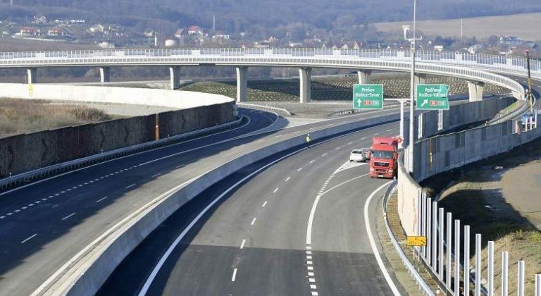 Nagy változások jönnek a pozsonyi közlekedésben: 130 km/h-ra emelik a sebességhatárt a D1-es fővárosi szakaszán