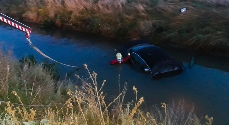 GALÉRIA: Csallóközcsütörtökön tűzoltók húztak ki egy autót a csatornából