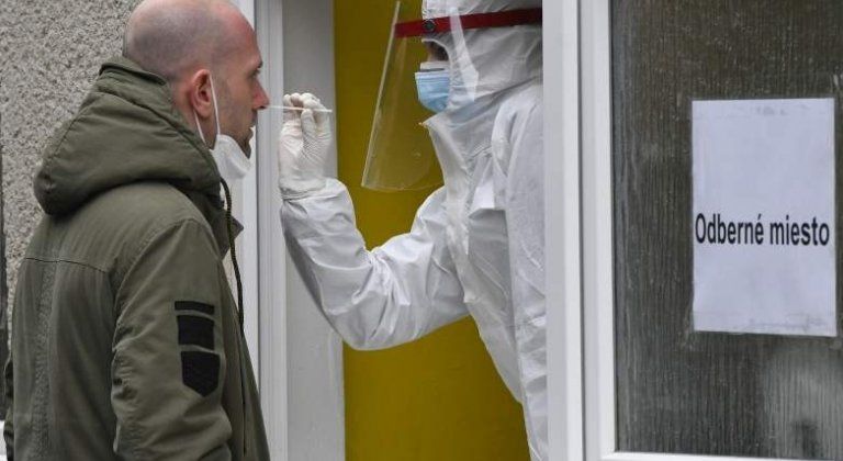 Akinek tünetei vannak, ingyen mehet PCR-tesztre