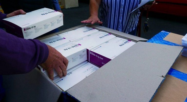 Antigénové samotesty sa začínajú distribuovať po školách Antigénové samotesty sa začínajú distribuovať po školách