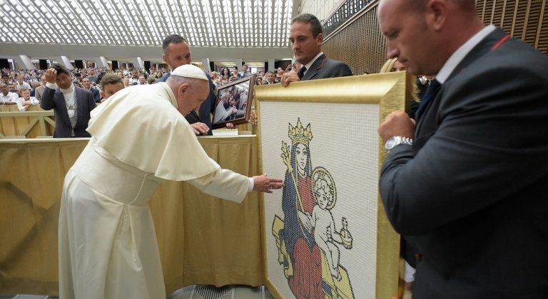 Pápežom požehnaný obraz erbu mesta Šamorín oslavuje výročie Pápežom požehnaný obraz erbu mesta Šamorín oslavuje výročie