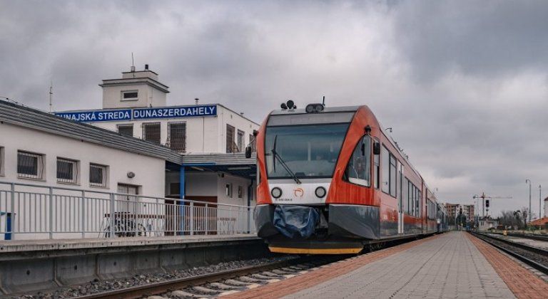 Na trati Bratislava - Komárno sú výluky, cestujúcich prepravia autobusy Na trati Bratislava - Komárno sú výluky, cestujúcich prepravia autobusy