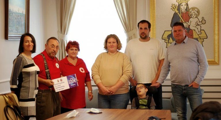 Átadtuk a kupakgyűjtésből befolyt összeget