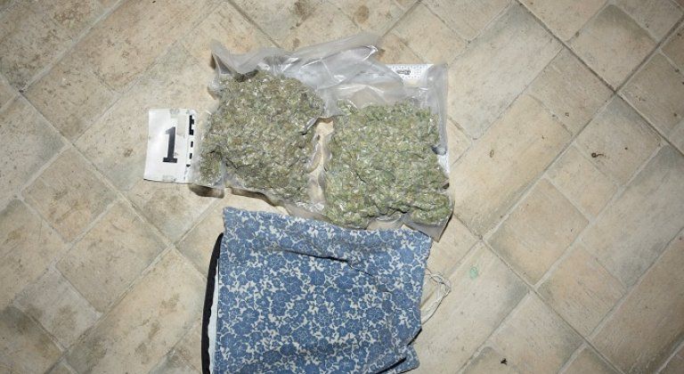  Polícia zadržala mladíka, ktorý prenášal marihuanu v poduške