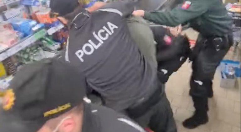 „Živé bytosti“ odmietli pravidlá na pošte v Gabčíkove