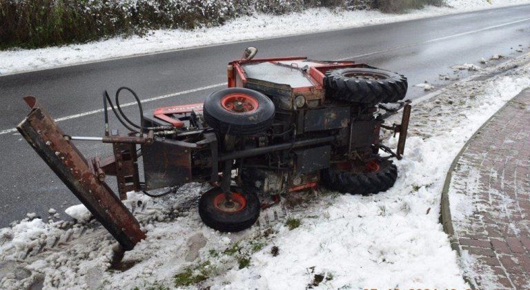 Sneženie potrápilo aj vodičov. Jazdu nezvládol ani opitý odhŕňač Sneženie potrápilo aj vodičov. Jazdu nezvládol ani opitý odhŕňač