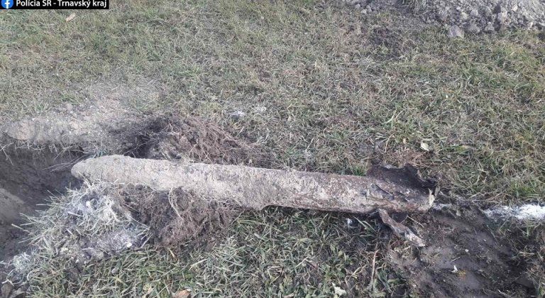 Muž na svojom pozemku našiel raketu Kaťuša Muž na svojom pozemku našiel raketu Kaťuša