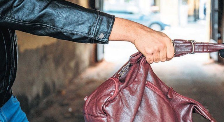 Zlodej na bicykli sa zameriava na staršie dámy