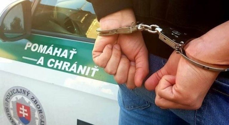 Díler rozvážal drogy s monitorovacím náramkom na nohe Díler rozvážal drogy s monitorovacím náramkom na nohe