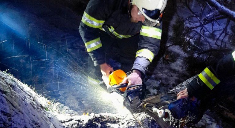 Hasiči odstraňovali spadnutý strom (galéria) Hasiči odstraňovali spadnutý strom (galéria)