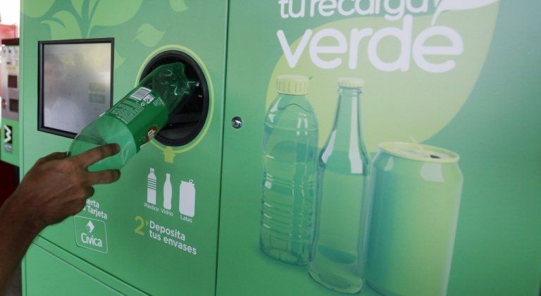 Od januára budú plastové fľaše a plechovky zálohované. Ako to bude fungovať? Od januára budú plastové fľaše a plechovky zálohované. Ako to bude fungovať?