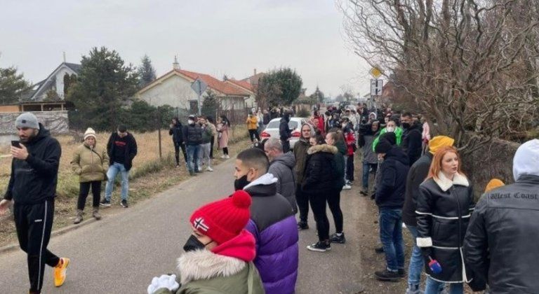 VIDEÓ: Tüntetés volt Annamajorban az egyik feltételezett támadó háza előtt