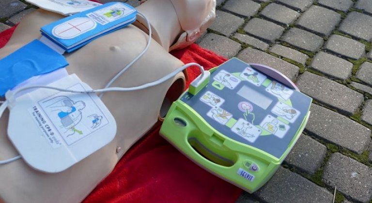 Chcete sa naučiť používať automatický defibrilátor? Prihláste sa na prednášku