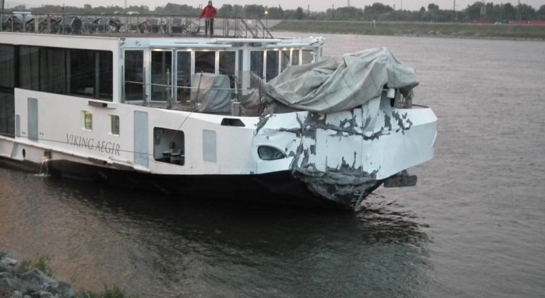 NEHODA NA DUNAJI: Výletná loď narazila do mostného piliera