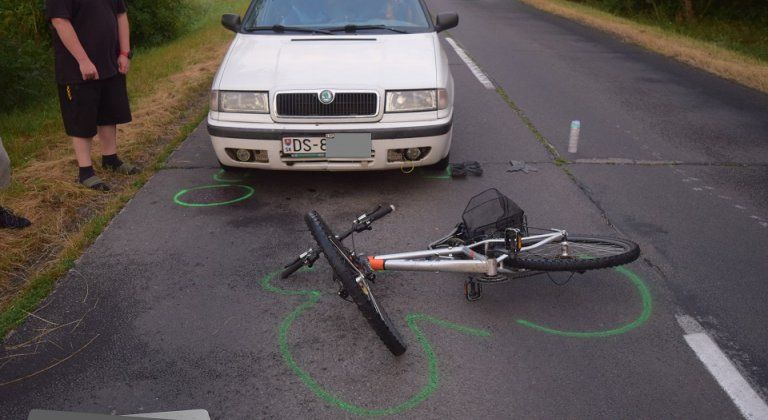 Opitý cyklista spadol priamo pred auto