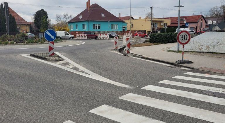V Šamoríne sa začalo s modernizáciou okružných križovatiek. Dopravné obmedzenia by mali potrvať pár mesiacov