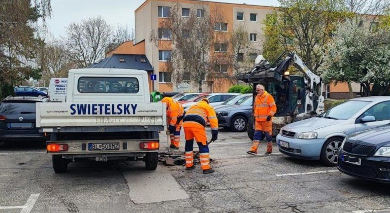 Začala sa jarná oprava výtlkov