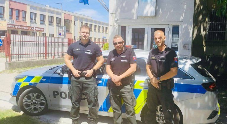 Policajti a hasiči zachránili v Šamoríne 1,5-ročné dieťa zamknuté v aute. Na mieste boli za dve minúty