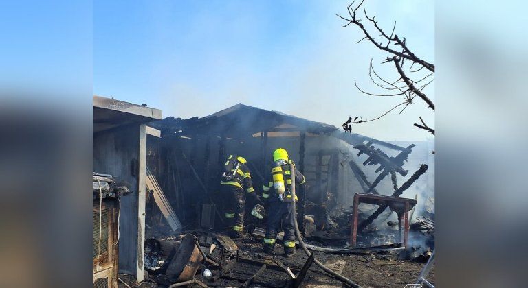 Požiar pri Dunajskej Strede zasiahol tri objekty. Pomáhali aj hasiči zo Šamorína Požiar pri Dunajskej Strede zasiahol tri objekty. Pomáhali aj hasiči zo Šamorína