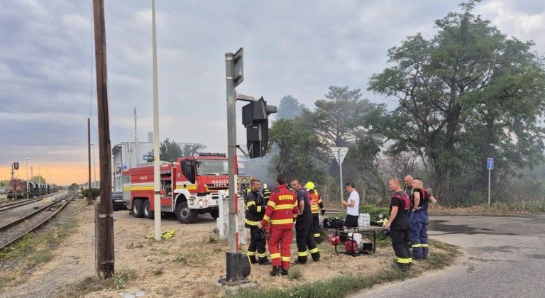 Požiar pri Dunajskej Lužnej zasiahol tri hektáre. Pomáhali aj šamorínski hasiči Požiar pri Dunajskej Lužnej zasiahol tri hektáre. Pomáhali aj šamorínski hasiči