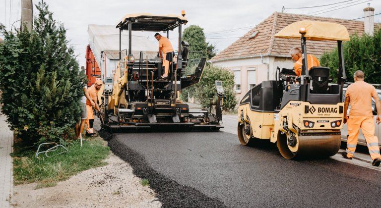Župa opravuje ďalšie cesty v okrese Dunajská Streda. Nový asfalt dostanú dva úseky Župa opravuje ďalšie cesty v okrese Dunajská Streda. Nový asfalt dostanú dva úseky