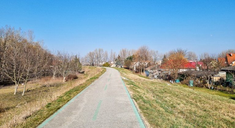 Incident na hrádzi pri Rovinke: po zrážke s cyklistom skončila žena s poraneniami