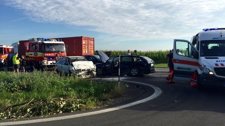Pri nehode v Kraľoviankach sa zranilo 5 ľudí