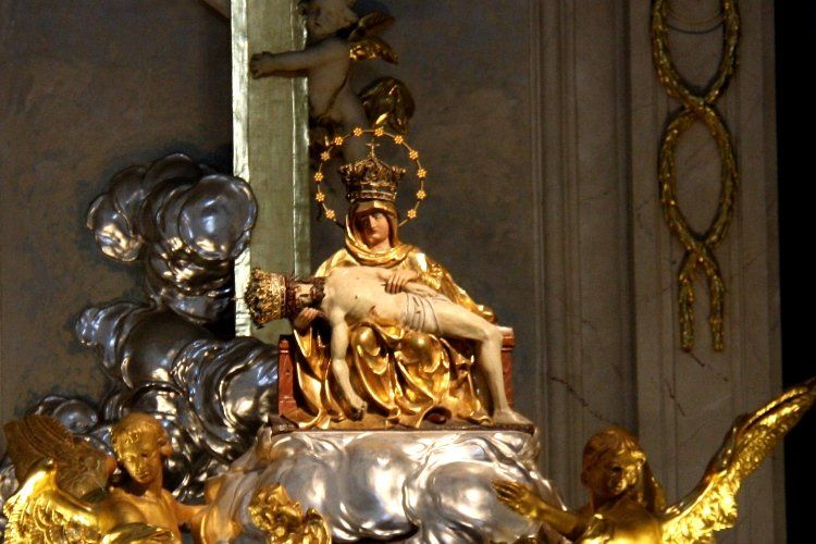 Hétfájdalmú Szűz Mária ünnepe - mai szentmisék Somorja és környékén