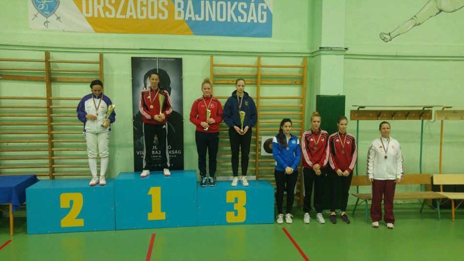 Kitti Bitterová na pódiu s olympioničkami
