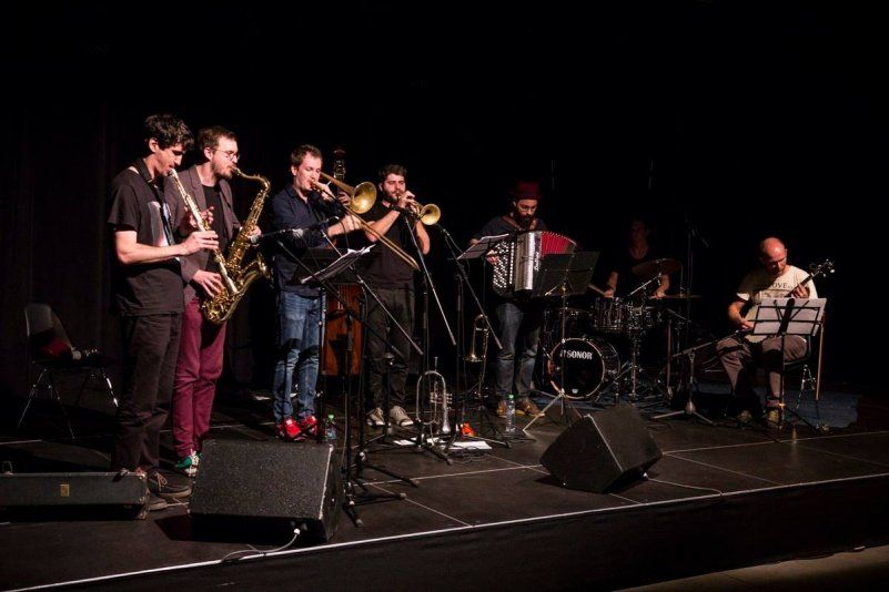 FUNERAL MARCHING BAND v Mozi