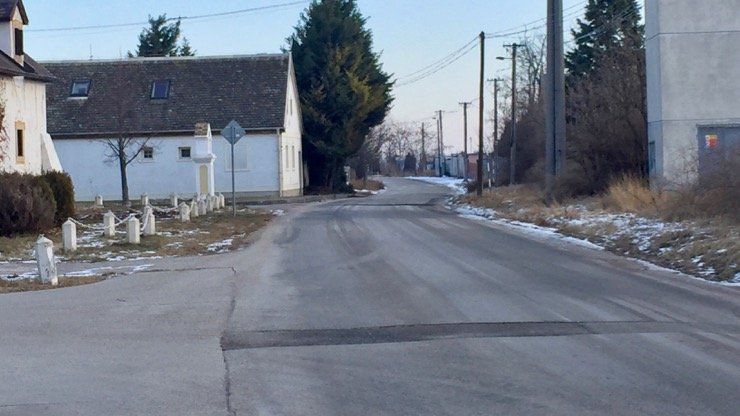 Obyvatelia Kráľovaniek sa sťažujú na rýchle autá, ktoré ohrozujú chodcov
