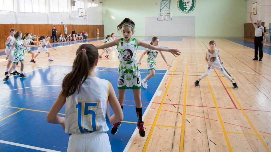 A somorjai fiatal kosaras lányok legyőzték a pőstyénieket A somorjai fiatal kosaras lányok legyőzték a pőstyénieket