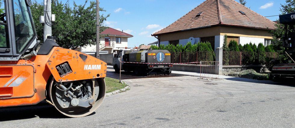 Aszfaltozás a Kereszt utcában