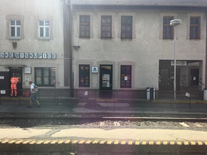 Rasistické nápisy na stanici Podunajské Biskupice a Kvetoslavov-zastávka sú odstránené