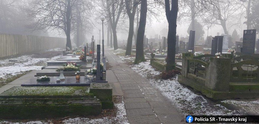 Na cintorínoch kradol medené vázy