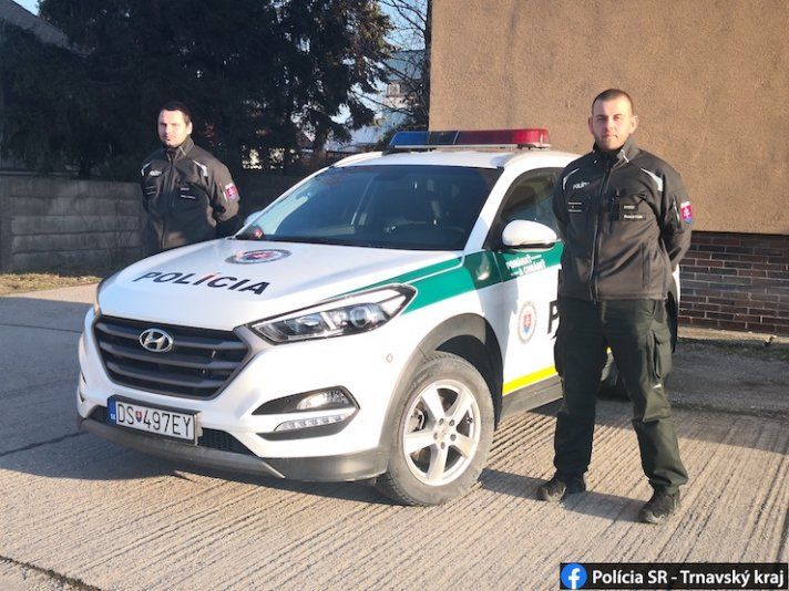 Policajti zachránili život mužovi v bezvedomí