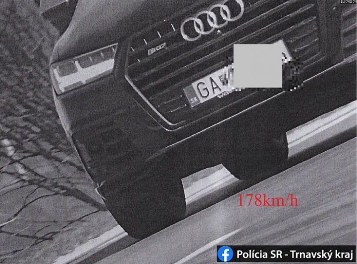 Dopravní policajti home office nemajú a vodič Audi na to doplatil
