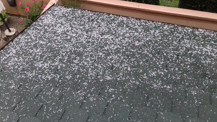 Cez Šamorín sa prehnalo krupobitie (foto + video)