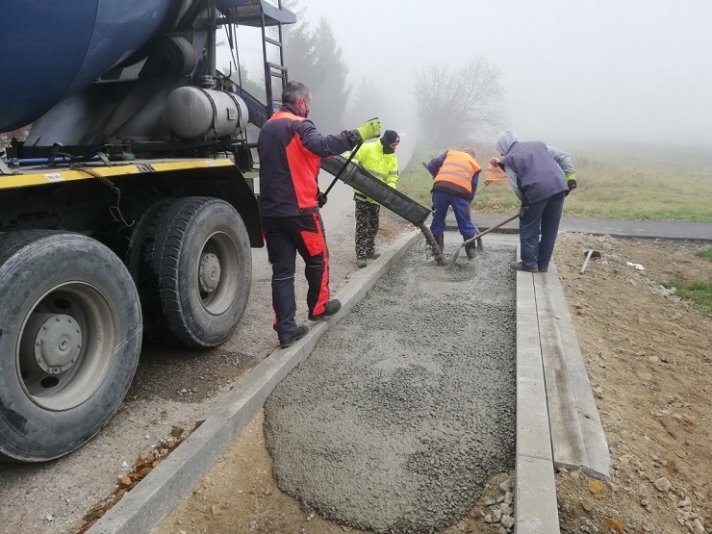 Výstavba nového chodníka v Hamuliakove pokračuje podľa plánu Výstavba nového chodníka v Hamuliakove pokračuje podľa plánu