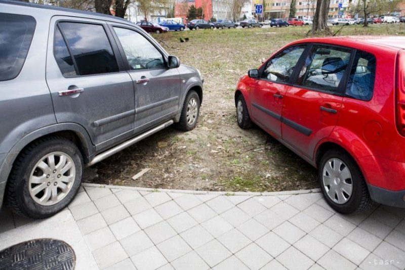 Pokutu za nesprávne parkovanie vám môže dať aj obec
