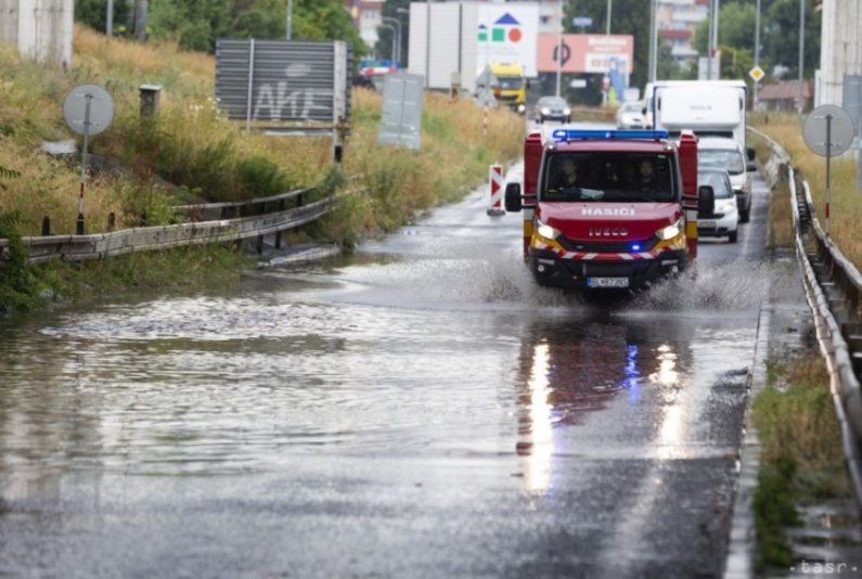 Následky búrok v Trnavskom kraji likvidovalo i 34 dobrovoľných hasičov