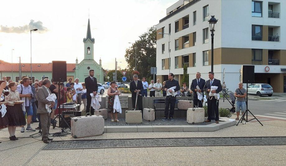 Odhalili pamätník vysťahovaným Maďarom