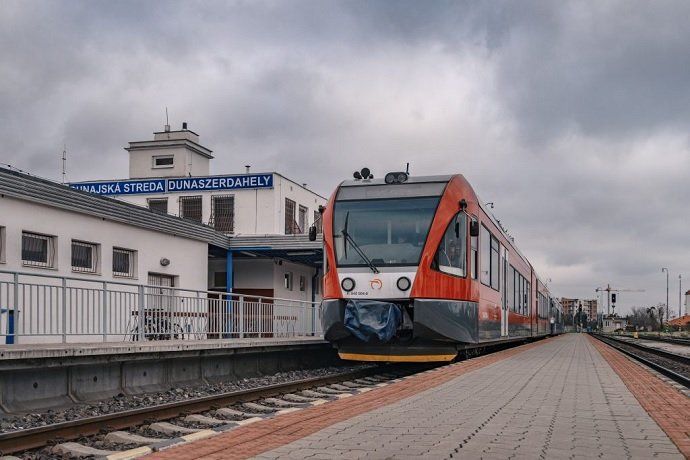 Na trati Bratislava - Komárno sú výluky, cestujúcich prepravia autobusy