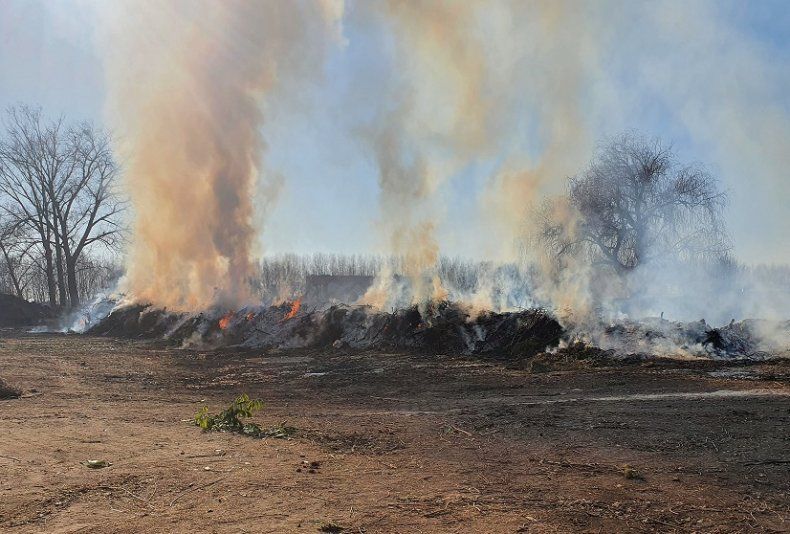 Požiar bioodpadu v zbernom dvore v Dunajskej Strede