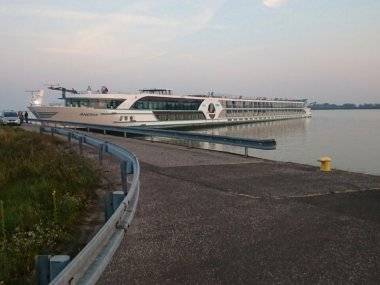 Oprava poškodenej hrádze opäť zastaví premávku na Dunaji