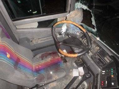 Vodiča autobusu trafila oceľová tyč, polícia hľadá šoféra nákladného auta