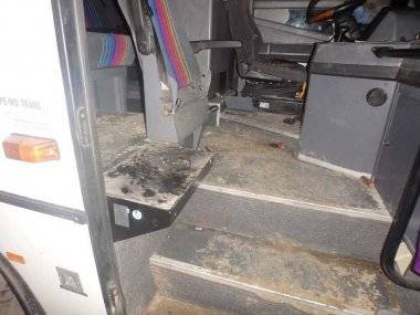 Vodiča autobusu trafila oceľová tyč, polícia hľadá šoféra nákladného auta