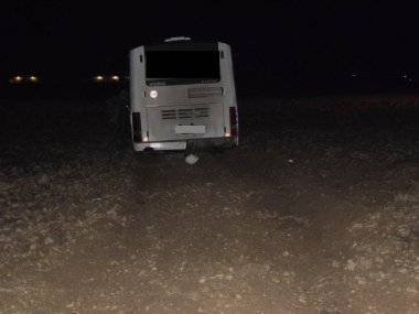 Vodiča autobusu trafila oceľová tyč, polícia hľadá šoféra nákladného auta